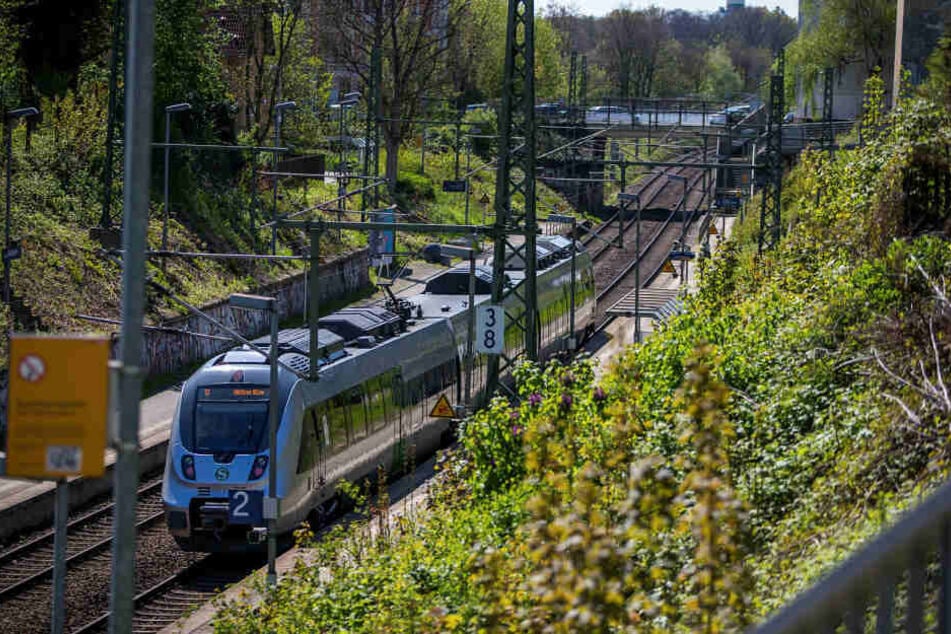 Auf der S-Bahnbrücke der Haltestelle Möckern wurde am Freitagmittag ein 36-Jähriger überfallen.