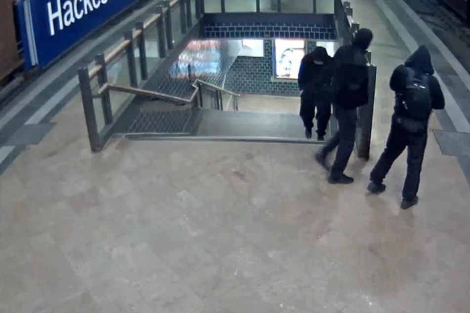 Die drei Verdächtigen wurden in der Tatnacht auf dem S-Bahnhof Hackeschen Markt gefilmt.