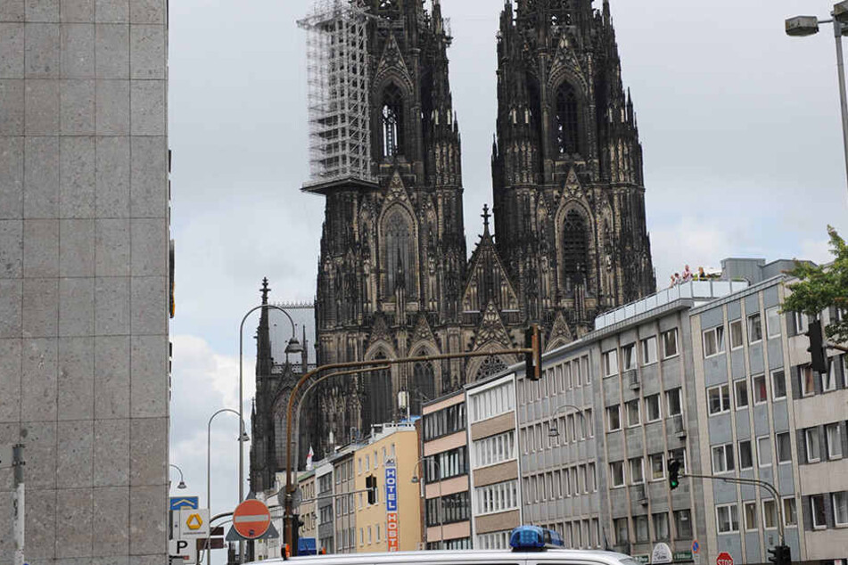 In der vergangenen Nacht kam es in Köln zu gewalttätigen Auseinandersetzungen, bei denen Männer mit Äxten aufeinander losgingen. Zudem fielen Schüsse.