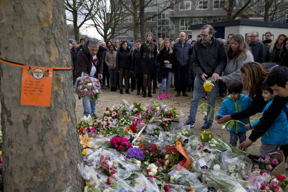 Trauernde legen Blumen an einem provisorischen Denkmal in der Nähe des Ortes nieder, an dem am 18.03.2019 drei Menschen in einer Straßenbahn getötet wurden.