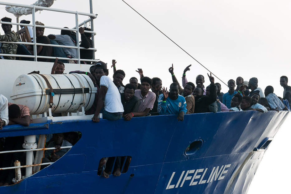Nach tagelanger Irrfahrt auf dem Mittelmeer haben die Flüchtlinge und die Besatzung der "Lifeline" bald wieder festen Boden unter den Füßen.