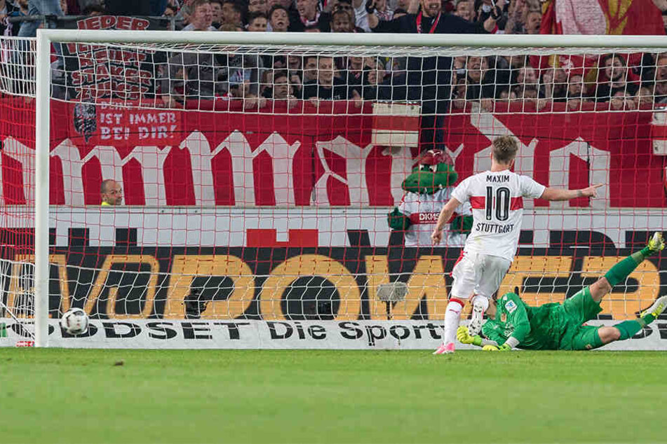 Stuttgarts Simon Terodde erzielt das Tor zum 2:0 gegen Berlins Torhueter Daniel Mesenhoeler.