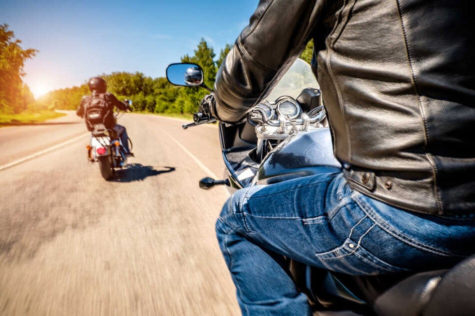 Der nachfolgende Motorradfahrer konnte nicht mehr ausweichen und überfuhr die gestürzte 16-Jährige. (Symbolbild)