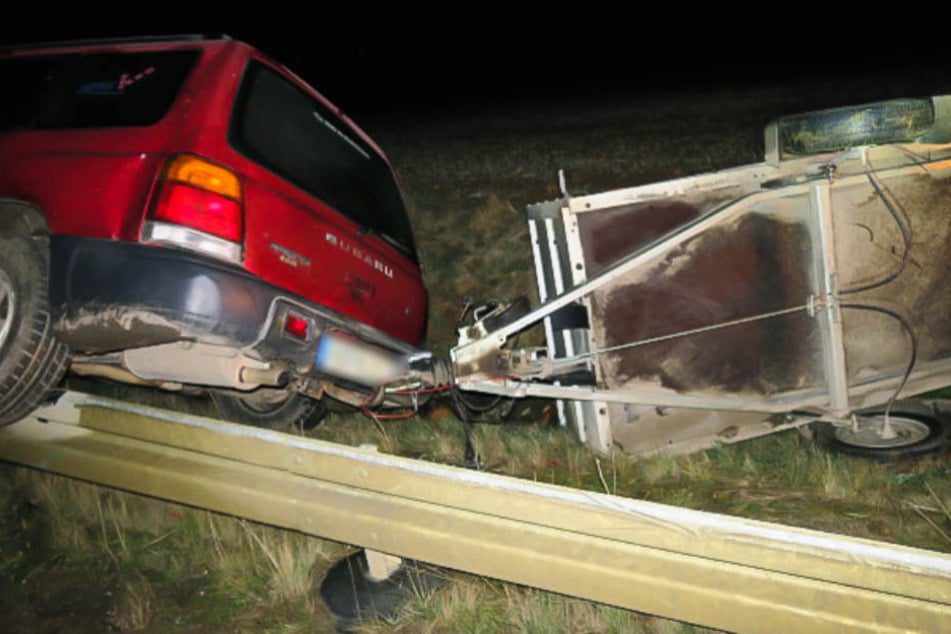 Das Auto fuhr auf eine Leitplanke auf und kippte um.