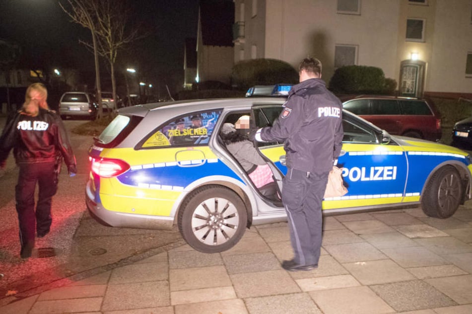 Die Polizei nimmt eine Tatverdächtige fest und bringt sie aufs Revier.