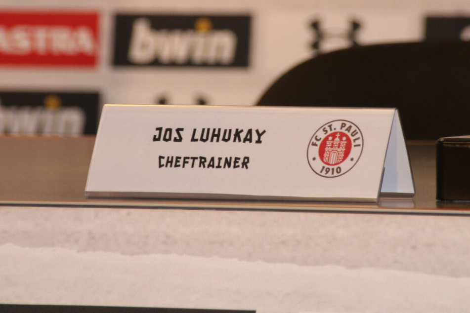 Das Namensschild zeigt die neue Position von Jos Luhukay im Verein.