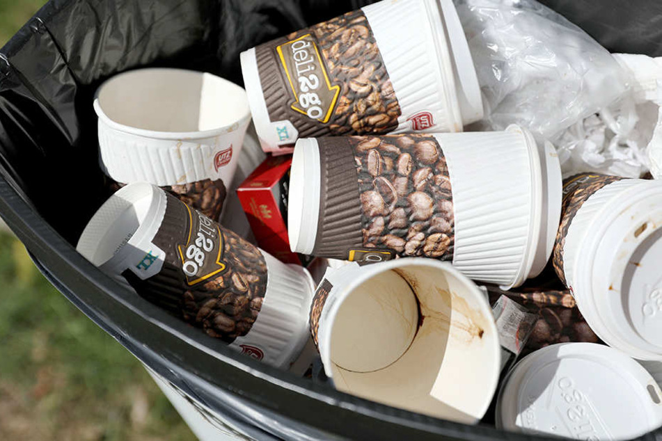 Der Verpackungsabfall durch Kaffee-Einwegbecher wird nicht weniger. Für Umweltschützer ist das ein unhaltbarer Zustand.