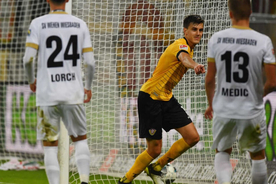 Alexander Jeremejeff jubelt, der Ball liegt im Tor: 1:0 für Dynamo.