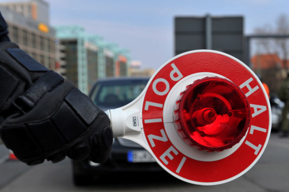 Zivile Fahnder hielten den Autofahrer bei regulären Kontrolle an (Symbolbild).