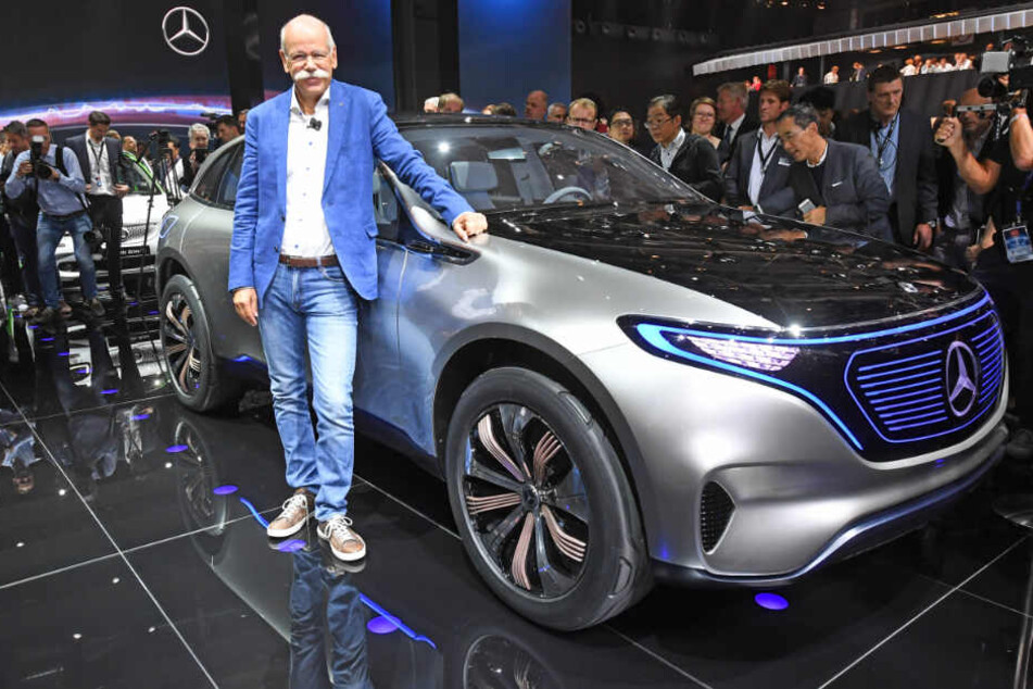 Daimler-Boss Dieter Zetsche vor einer Elektroauto-Studie aus der Reihe EQ. (Archivbild)