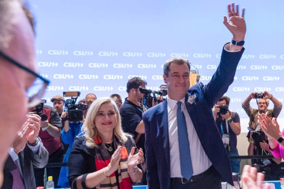 Parteifreunde gratulieren Markus Söder (r.) zu seiner Wiederwahl zum Parteivorsitzenden auf dem CSU-Parteitag.