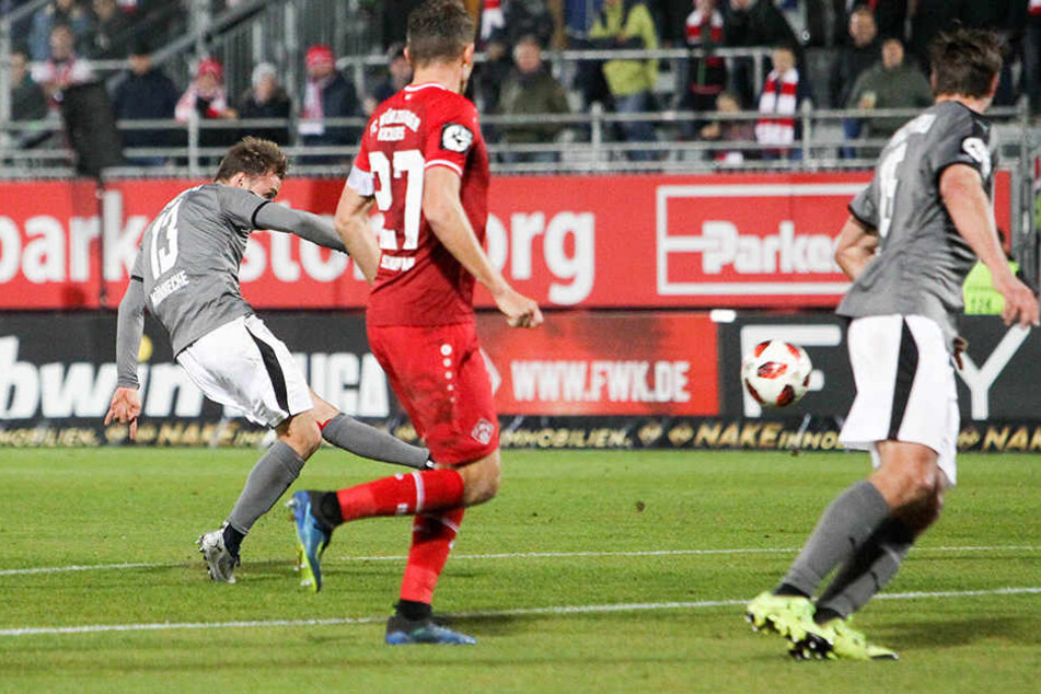 Mike Könnecke (l.) hat mit seinem lädierten linken Fuß abgezogen und trifft zum 2:0 für den FSV.