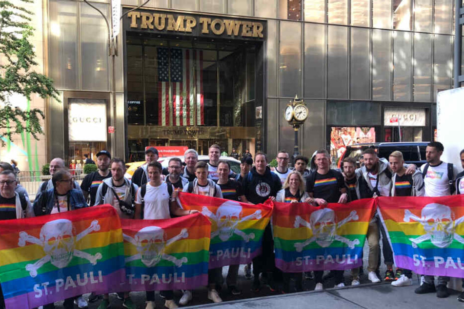 Der FC St. Pauli protestiert vor dem Trump Tower in New York gegen die homophoben Aussagen des US-Präsidenten.