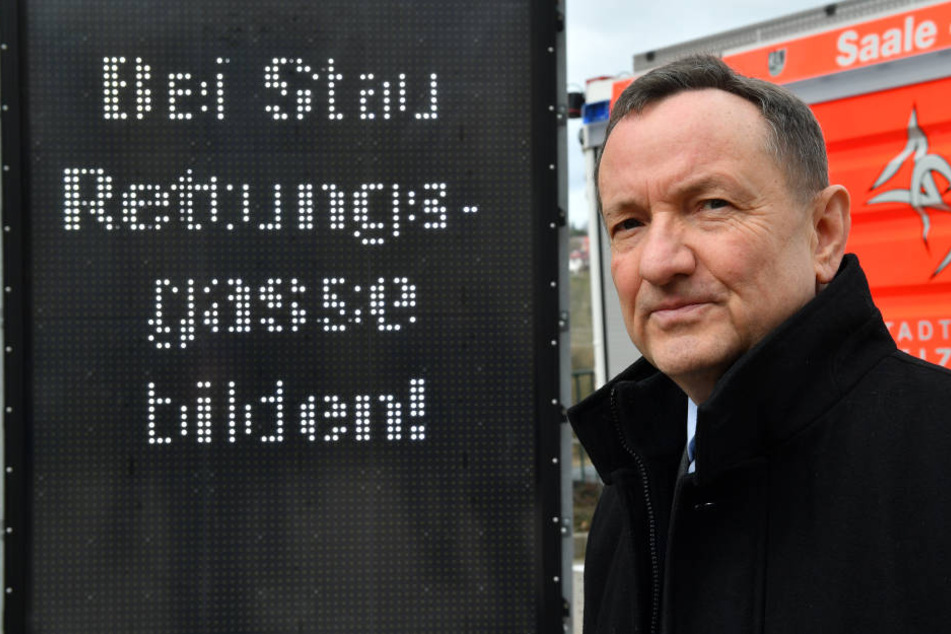 Innenminister Holger Poppenhäger (SPD) setzt sich für höhere Bußgelder für Rettungsgassen-Blockierer ein.