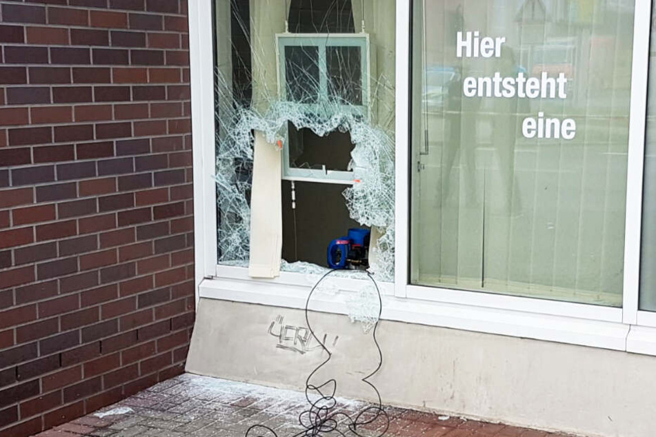 Die Täter schlugen eine Scheibe ein und gelangten so ins Innere der Bank.
