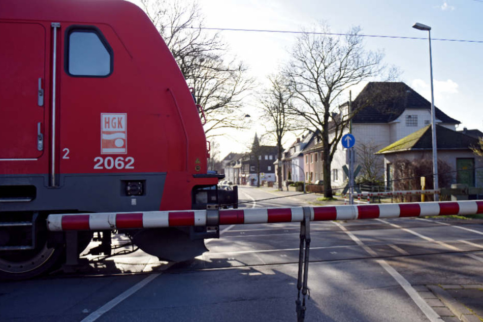 Sein Motorrad wurde vom Zug erfasst und mitgeschleift (Symbolfoto).