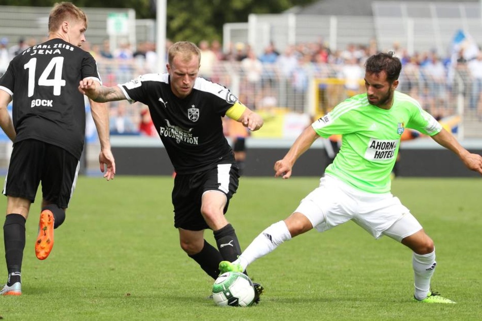 Okan Aydin (r.), hier im Zweikampf mit René Eckardt, bot beim 1:1 der Himmelblauen in Jena eine starke Patie.