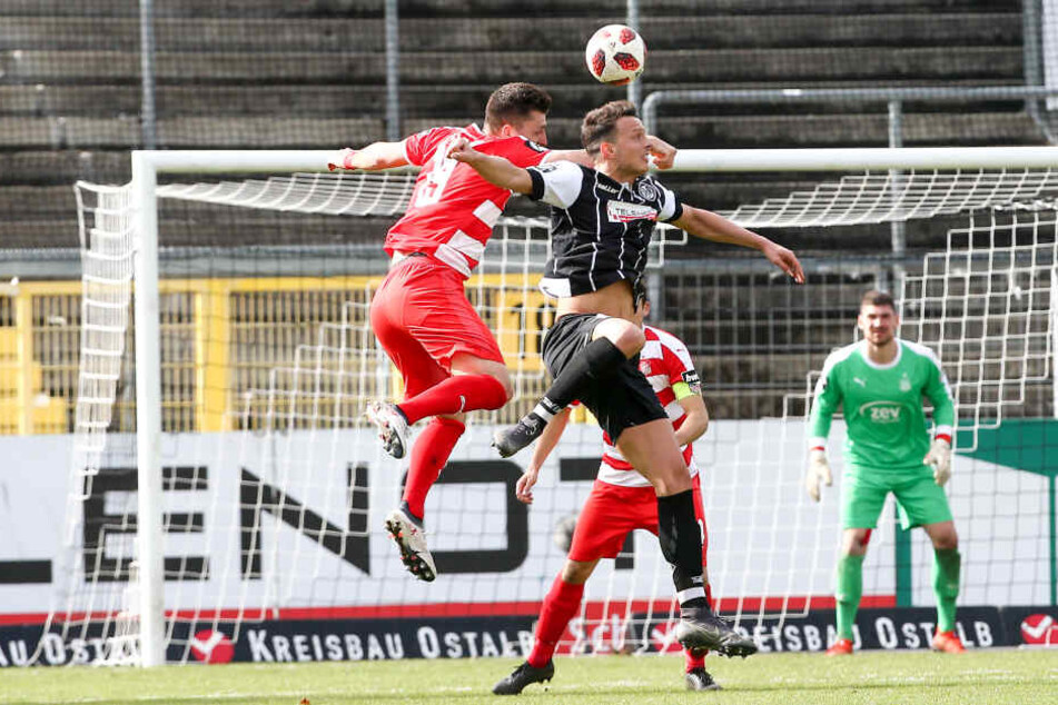Davy Frick (l.) im Kopfballduell mit Petar Sliskovic.