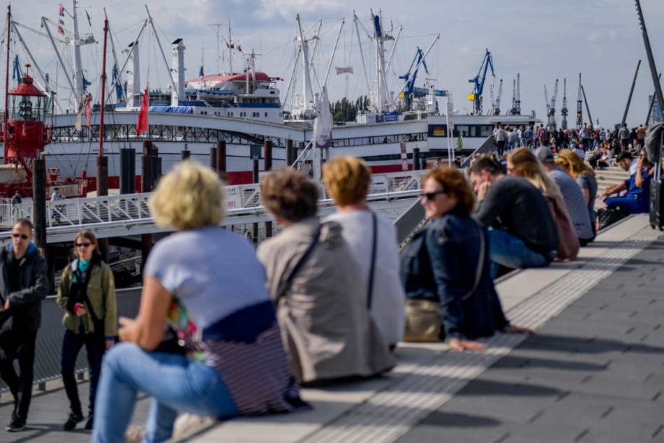 Das sommerliche Wetter lockt zahlreiche Besucher an die Landungsbrücken in Hamburg (Archivbild).