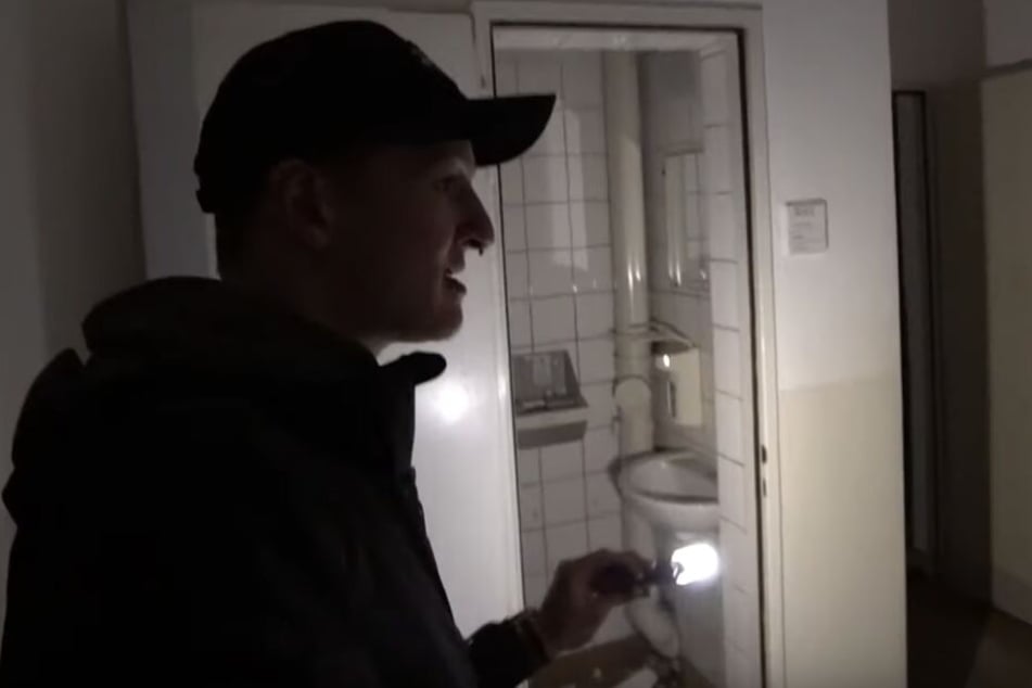 Felix, mit Lampe ausgerüstet, staunt über die erhaltenen Inneneinrichtung.