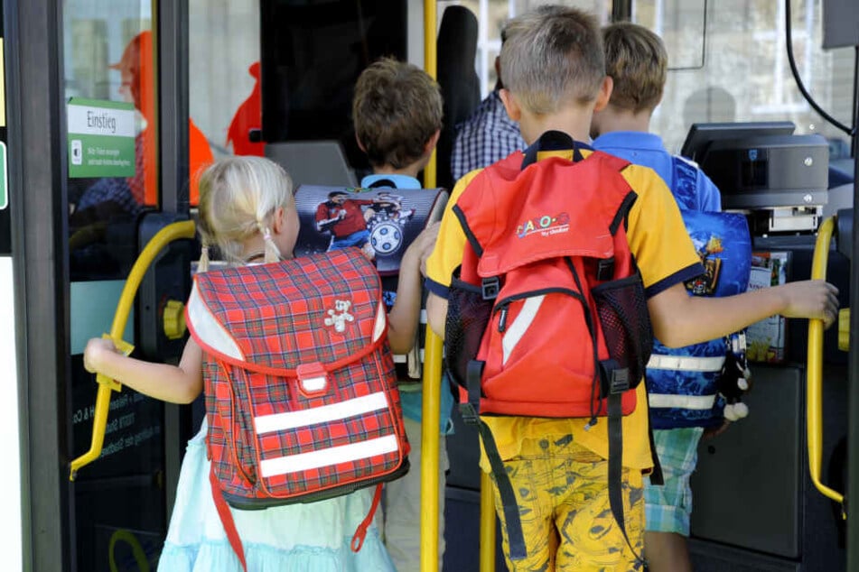 Ein Schulbus geriet auf den glatten Straßen ins Wanken und kippte um, zwei Kinder wurden verletzt (Symbolbild)