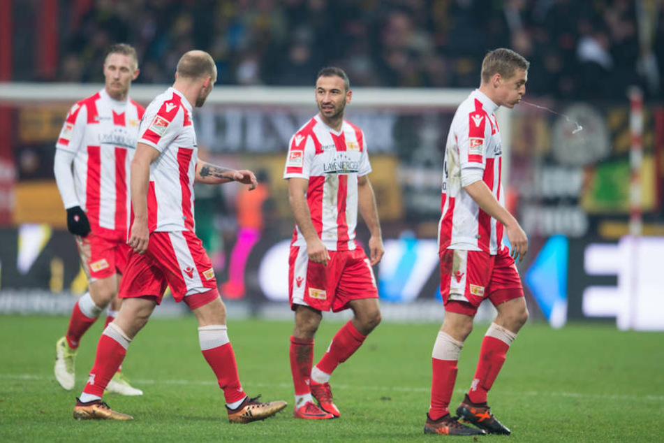 Dieser Saison kein seltener Anblick: Die Union-Spieler diskutieren über eine Niederlage – wie hier nach dem 0:1 gegen Dynamo Dresden..