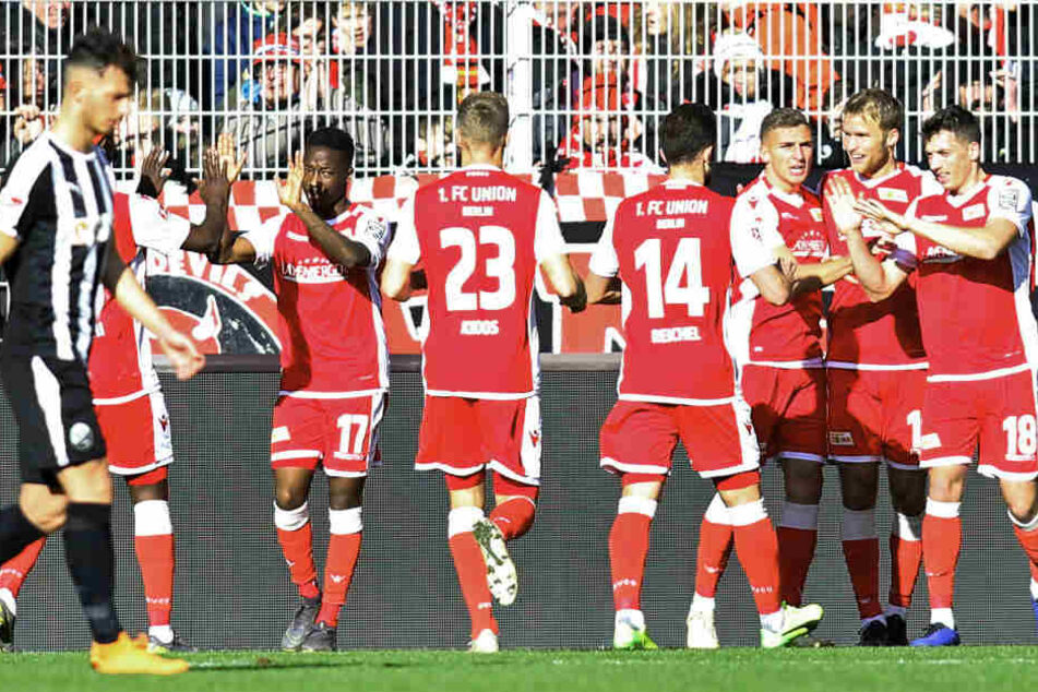 Die Mannschaft bejubelt das 1:0.