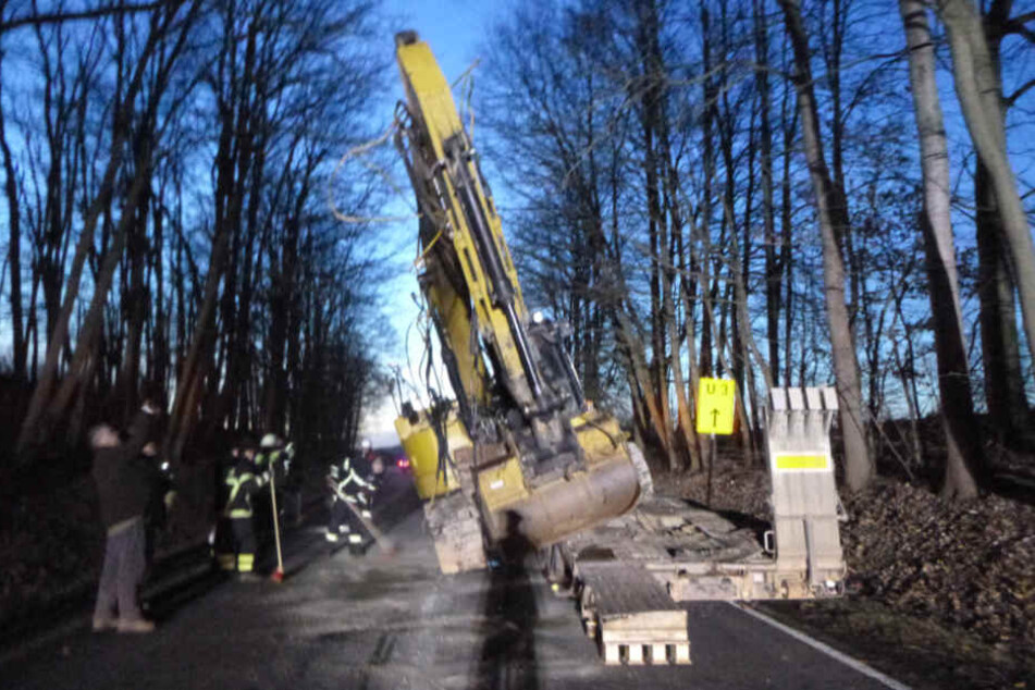 Die Fahrbahn musste nach dem Unfall komplett gesperrt werden.
