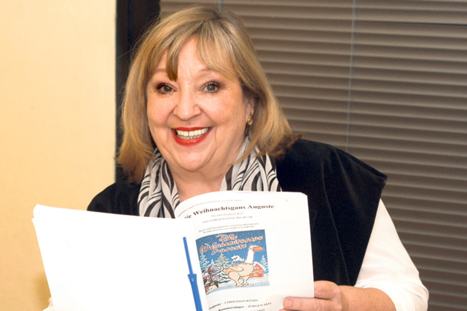 Angelika Mann (67) büffelt den
Text für ihre Rolle in der „Weihnachtsgans Auguste“.