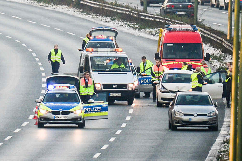 Bei dem Unfall rauschten drei Autos ineinander.