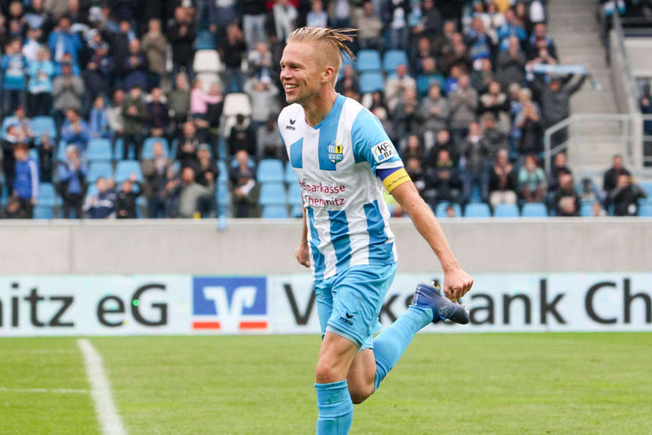 Dennis Grote bejubelt seinen Treffer zum 2:0.
