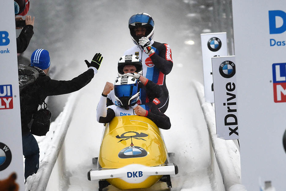 Weltcup-Sieg! Die Crew von Pilot Johannes Lochner wird im Ziel sofort vom Trainer abgeklatscht.