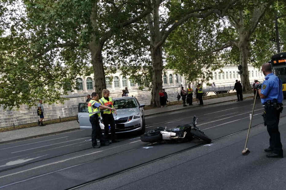 Nach vorläufigen Informationen der Polizei Dresden knallte der Skoda gegen das Krad.