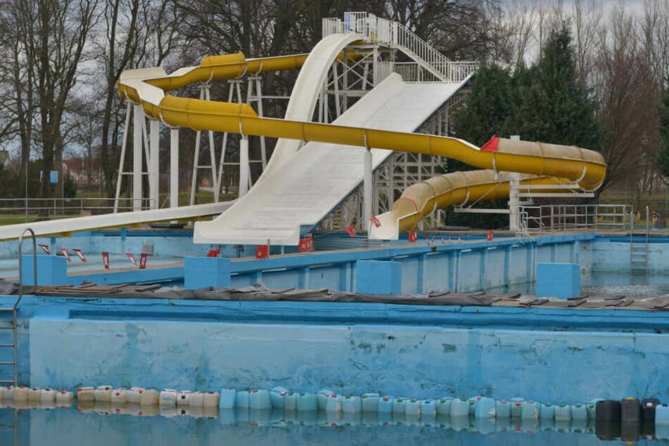 Der Schwimmverein Zwickau von 1904 befürchtet, dass die Sanierung des Freibads "Nulle" in Pölbitz ins Wasser fallen könnten.