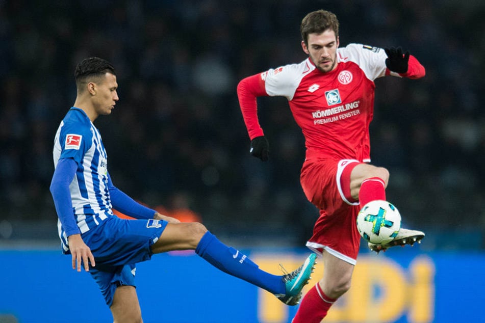 Berlins Davie Selke kämpft um den Ball gegen den Mainzer Stefan Bell (r).