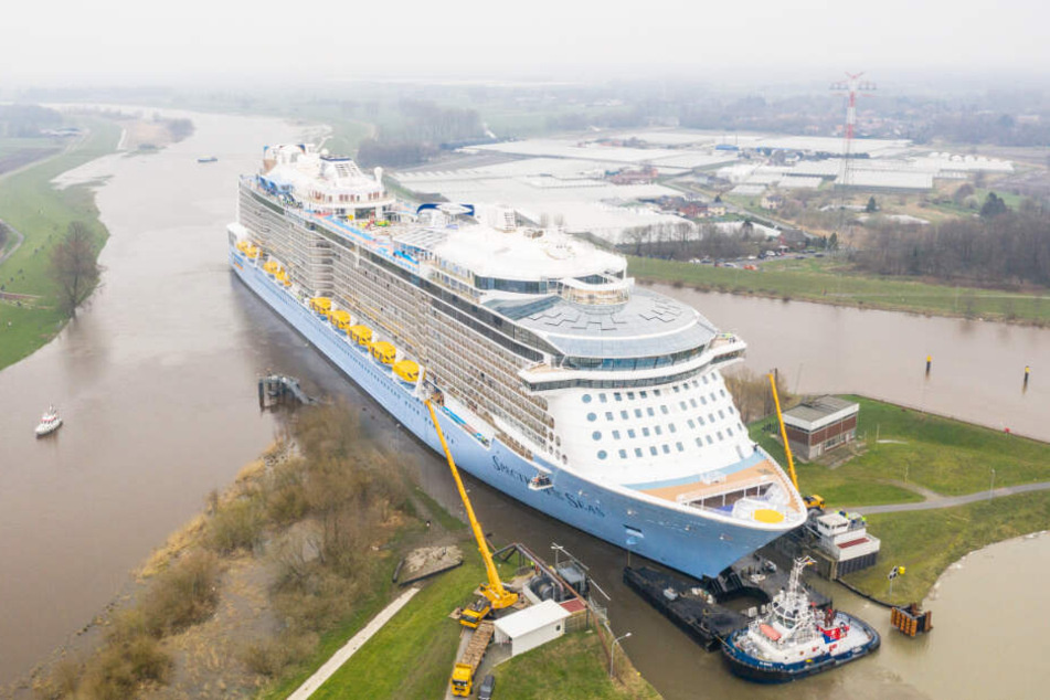 Das Kreuzfahrtschiff "Spectrum of the Seas" der Meyer Werft wird über die Ems in die Nordsee überführt.