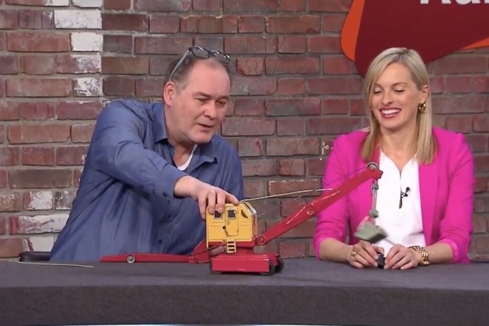 Walter Lehnertz hat sichtlich Spaß am Baggern.