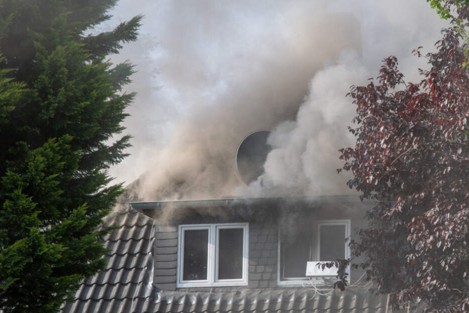 Rauch steigt aus Dach auf: Feuerwehr im Großeinsatz