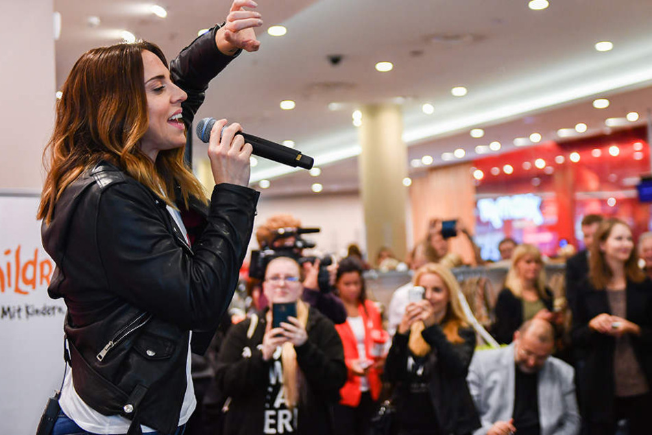 Sängerin Melanie C bei einem Lunch-Konzert im TK Maxx am Berliner Alexanderplatz für die Organisation "Children for a better World e.V." anlässlich des Weltkindertages.