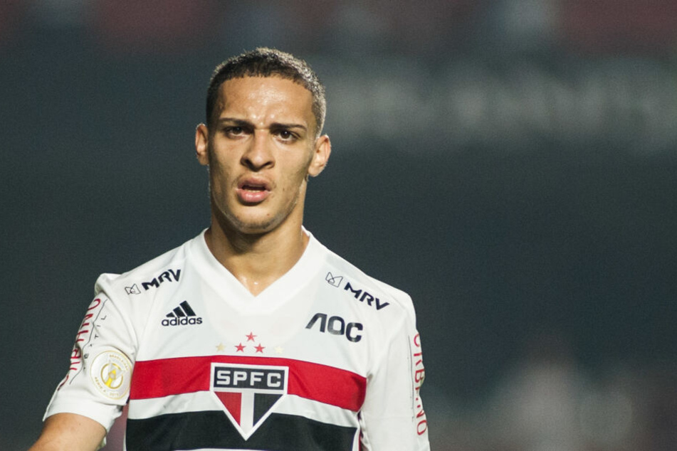 Mit einem Marktwert von etwa 20 Millionen Euro ist der Flügelstürmer der mit Abstand wertvollste Spieler im Team des finanziell angeschlagenen FC Sao Paulo.