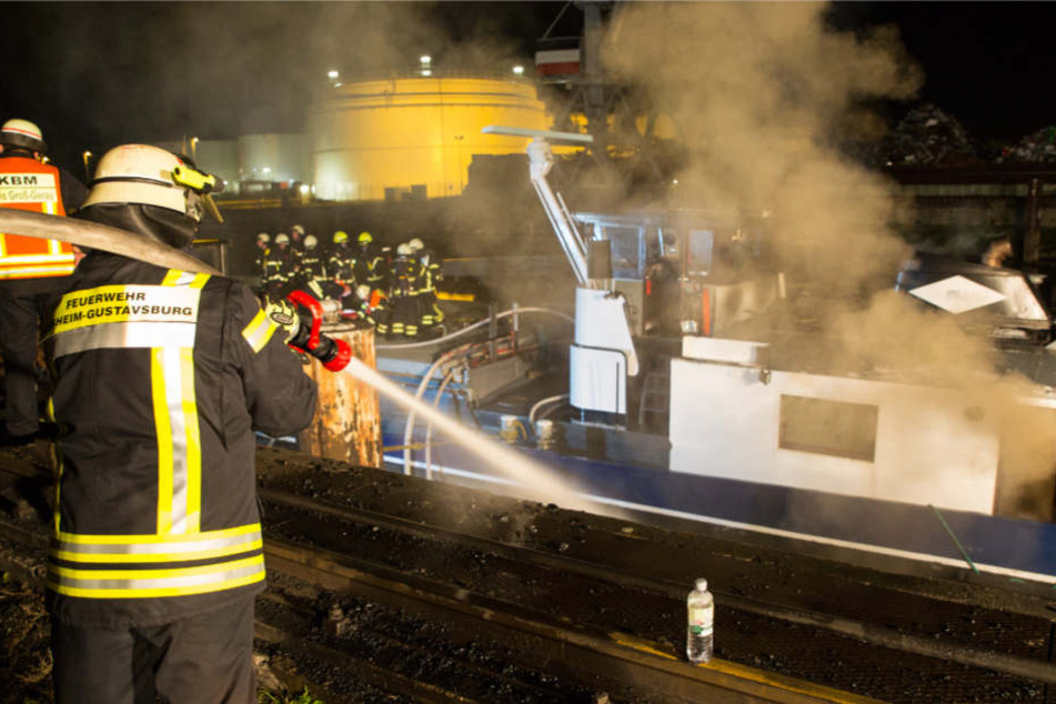 Die Feuerwehr rückte mit 84 Einsatzkräften und 28 Fahrzeugen an.