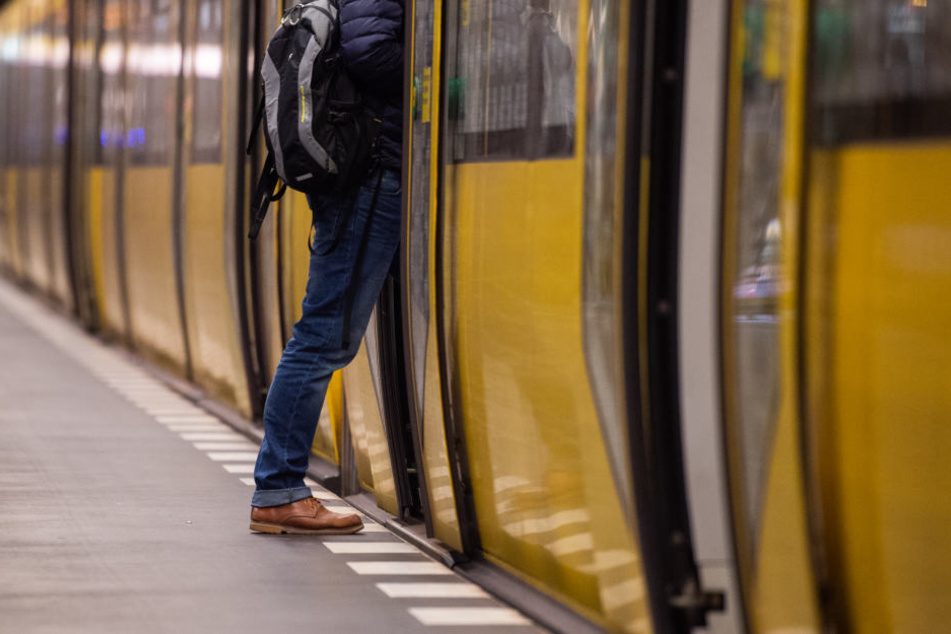 Seit Freitag dürfen Obdachlose offiziell in den U-Bahnhöfen Lichtenberg und Moritzplatz übernachten (Symbolbild).