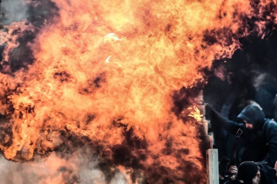 Eine sogenannte "Petrol Bomb" ging direkt neben den Fans von Ajax Amsterdam hoch.