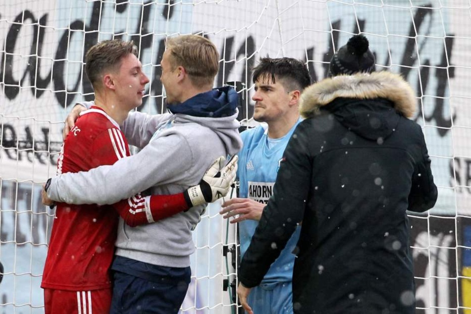 David Bergner (r.) gratulierte nach dem 1:0 gegen Jena seinem Torhüter Kevin René Tittel zu einer starken Leistung. Für Bergner war es im achten Anlauf der erste Sieg als Drittliga-Trainer.