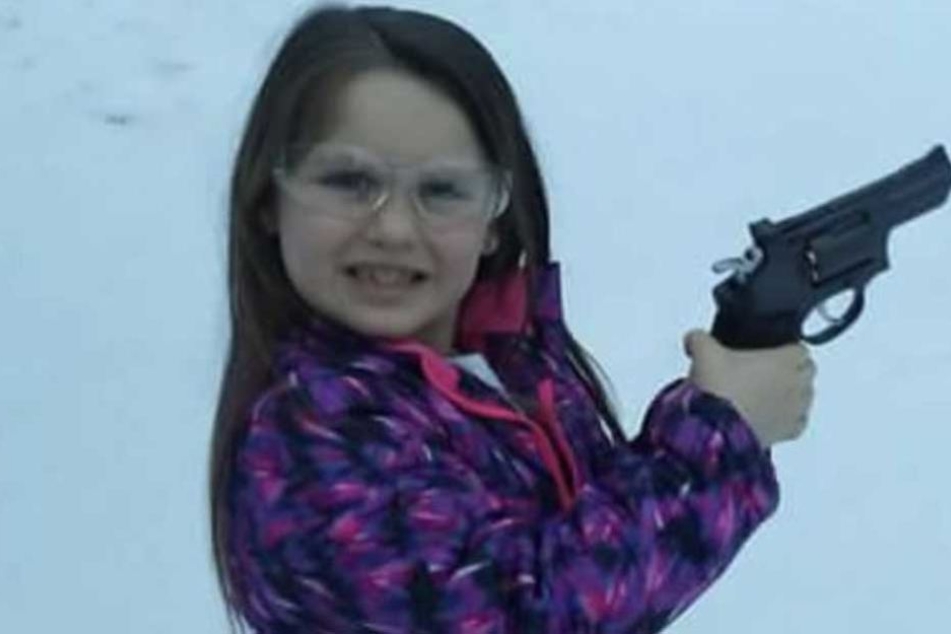 Die Fünfjährige mit ihrem Revolver, den sie von ihrem Vater geschenkt bekam.