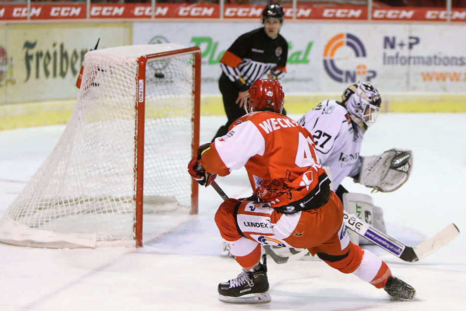 Philipp Halbauer netzt zum 11:4-Endstand ein, Eislöwen-Goalie Sebastian Stefaniszin konnte einem leidtun.