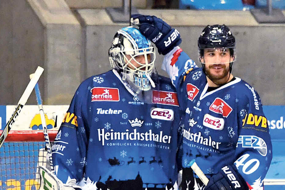 Eislöwen-Stürmer Nick Huard kopft Keeper Marco Eisenhut gratulierend auf den Kopf. Dessen Paraden sind die Lebensversicherung der Dresdner.