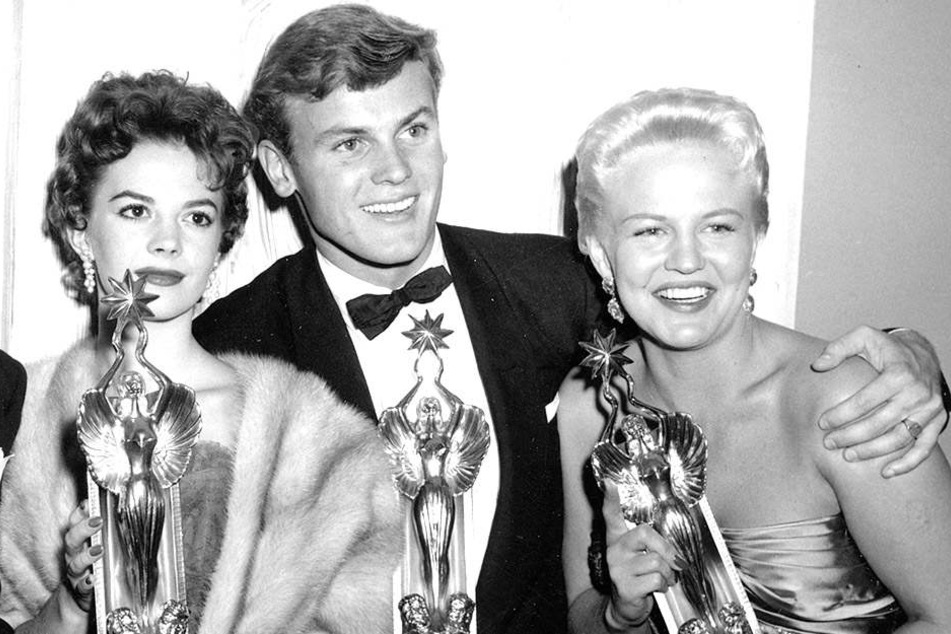 Natalie Wood, Tab Hunter und Peggy Lee zeigen stolz ihre Trophäen bei den Audience Awards.