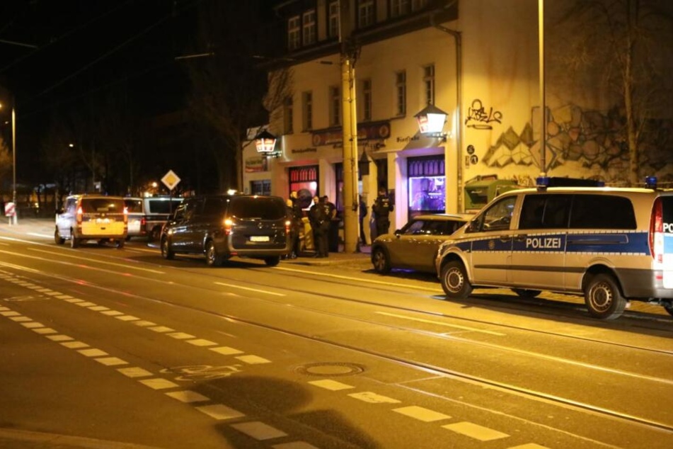 Großes Polizeiaufgebot am Freitag vor einem Lokal auf der Eisenbahnstraße.