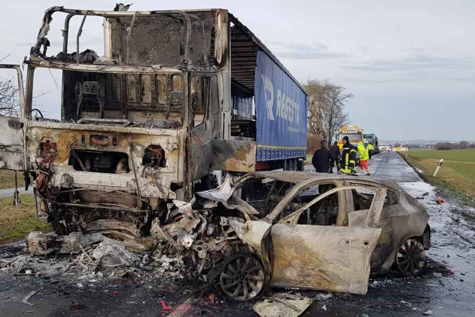 Das Auto brannte komplett aus.